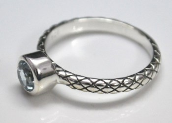 Zilveren ring gezet met kleine ronde facet blauwe Toaas 16.5 mm